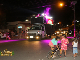 Caminhão de Natal Cermoful encanta famílias com música e animação 