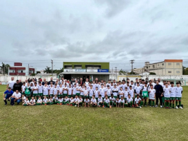 Cermoful entrega kits esportivos para escolinha do Rui Barbosa