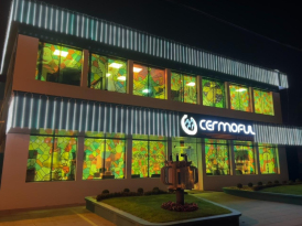 Fachada iluminada da Cermoful se transformou em cenário para fotos