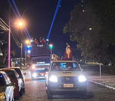 Músicas natalinas encantam moradores com o Caminhão Iluminado da Cermoful 