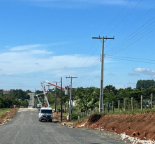 Cermoful realiza deslocamento de postes para pavimentação na Linha Cabral