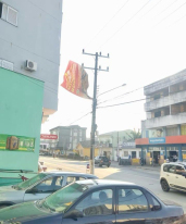 Placa de estabelecimento comercial se desprende e atinge rede de distribuição em Morro da Fumaça