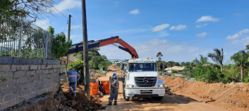 Deslocamento de postes prepara avenida para asfaltamento