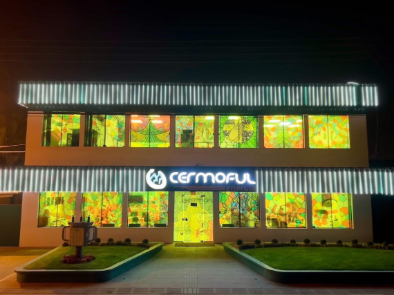 Fachada iluminada da Cermoful se transformou em cenário para fotos